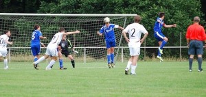 Mehr über den Artikel erfahren 1. Mannschaft trennt sich nach turbulentem Spielverlauf 3:3 von Eintracht Haiger