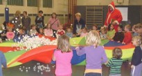 Der Nikolaus zu Besuch im Kinderturnen Der Nikolaus zu Besuch im Kinderturnen
