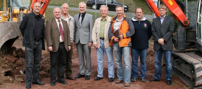 Du betrachtest gerade Erster Spatenstich: Bürgermeister und Stadtrat eröffnen Kunstrasen-Umbau