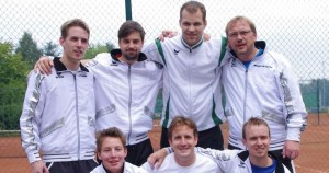 Mehr über den Artikel erfahren Tennis-Herren feiern Meisterschaft und Aufstieg