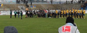 Mehr über den Artikel erfahren Riesenerlebnis: RSV-Kids als Einlauf-Eskorte beim FSV Frankfurt