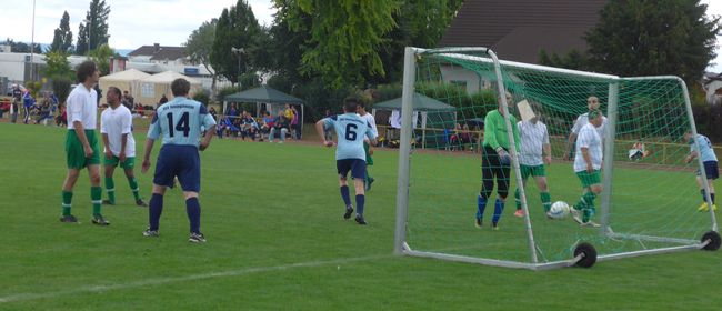 Mehr über den Artikel erfahren Nach 42 unbesiegten Spielen: RSV-Fußball-ID schlägt Hessenmeister Mülheim