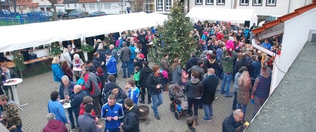 Read more about the article 1. Büblingshäuser Weihnachtsdorf zieht Groß und Klein auf den alten Sportplatz