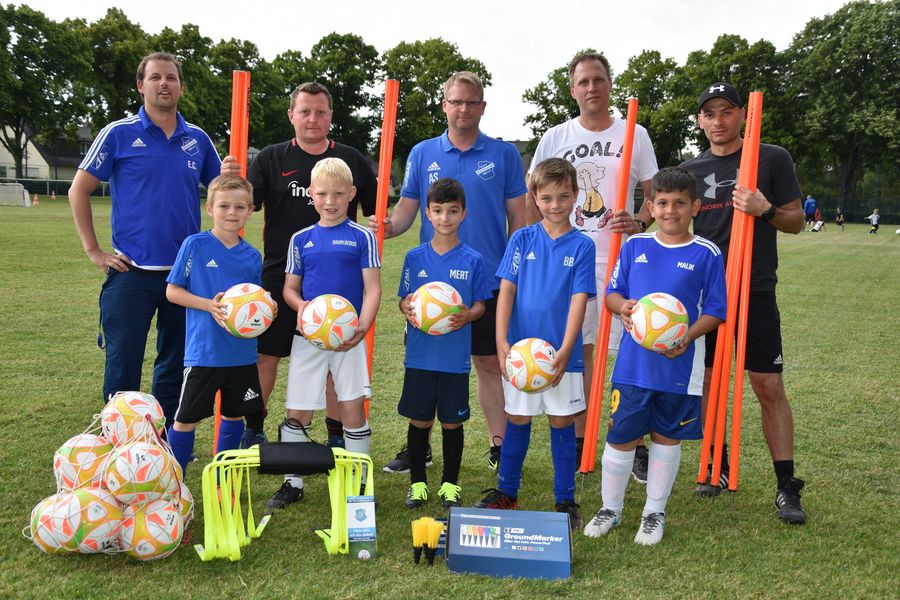 Read more about the article Förderverein unterstützt Fußball-Jugend mit Trainingsmaterialien