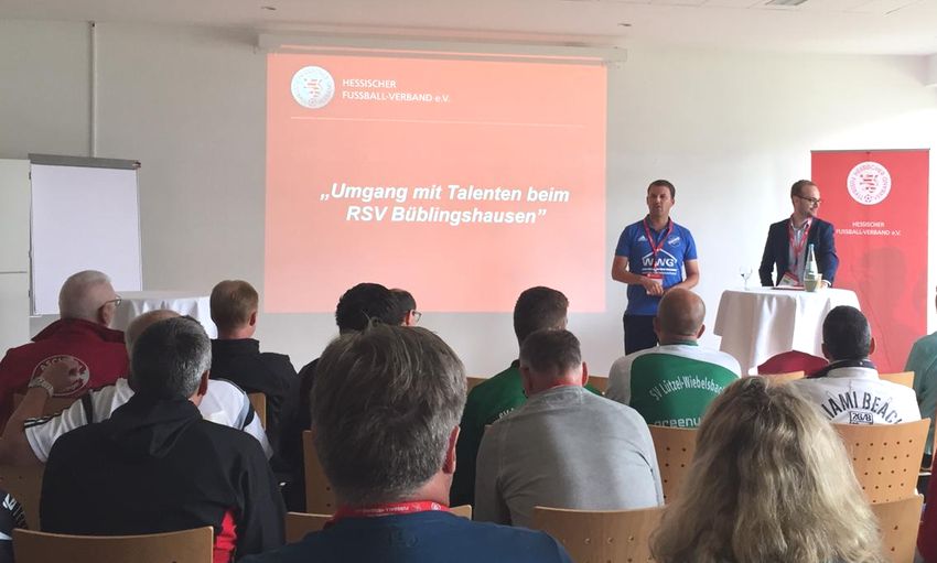 Du betrachtest gerade RSV-Jugendleiter Erik Caspari Referent beim HFV-Fußball-Forum