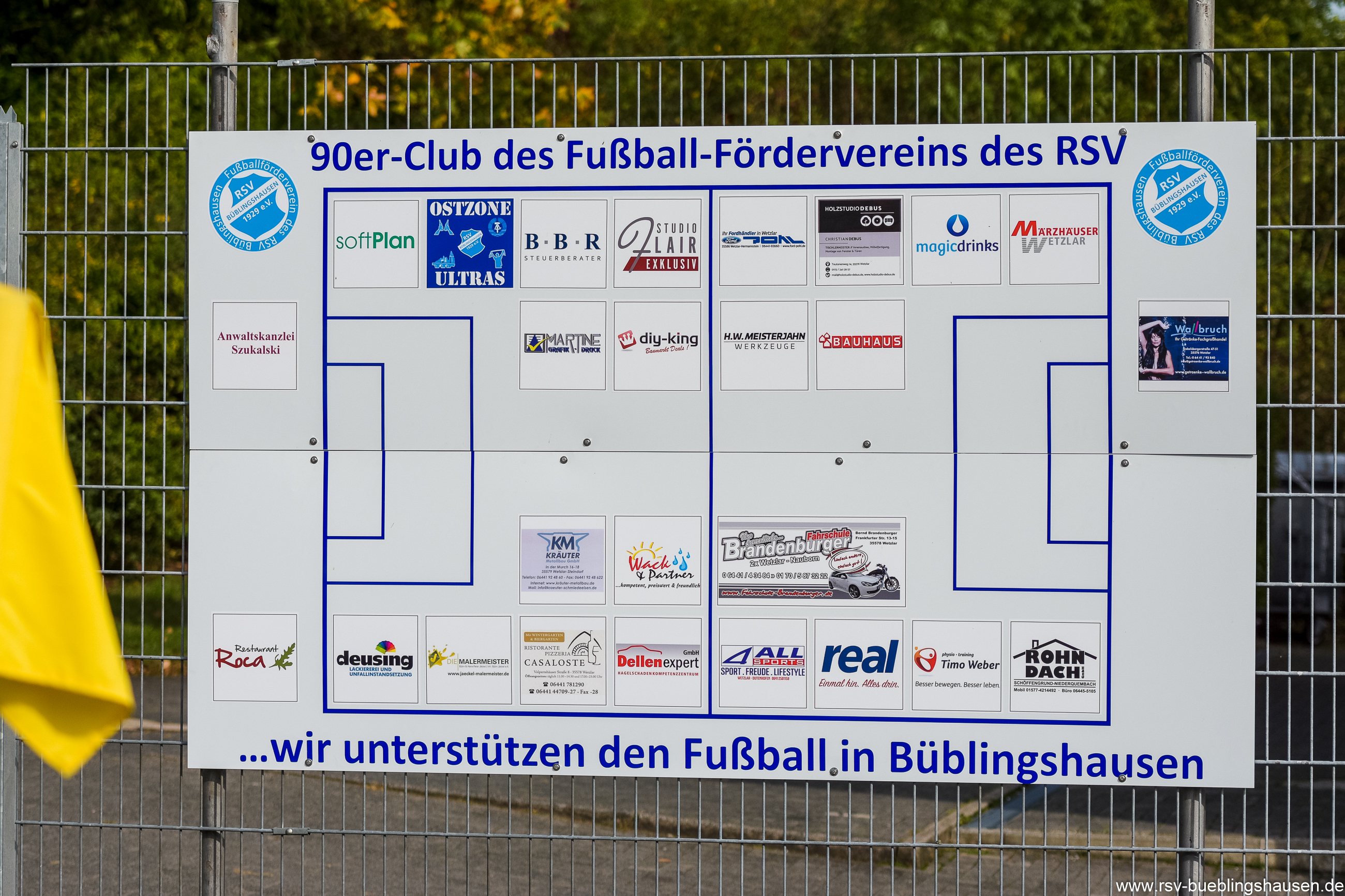 Read more about the article „90er-Club“: Sponsorentafel hängt am Kunstrasenplatz