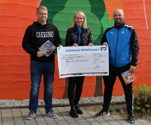 Mehr über den Artikel erfahren Vorstand des Fußball-Fördervereins überreicht Spenden für gute Zwecke