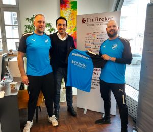 Read more about the article Fin Broker und Förderverein statten Jugendtrainer mit Shirts aus