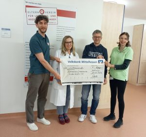 Mehr über den Artikel erfahren Lauf-Challenge: Förderverein übergibt Spenden