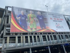 Mehr über den Artikel erfahren RSV-ID-Spieler Luka Pulz überlebensgroß am Forum Wetzlar