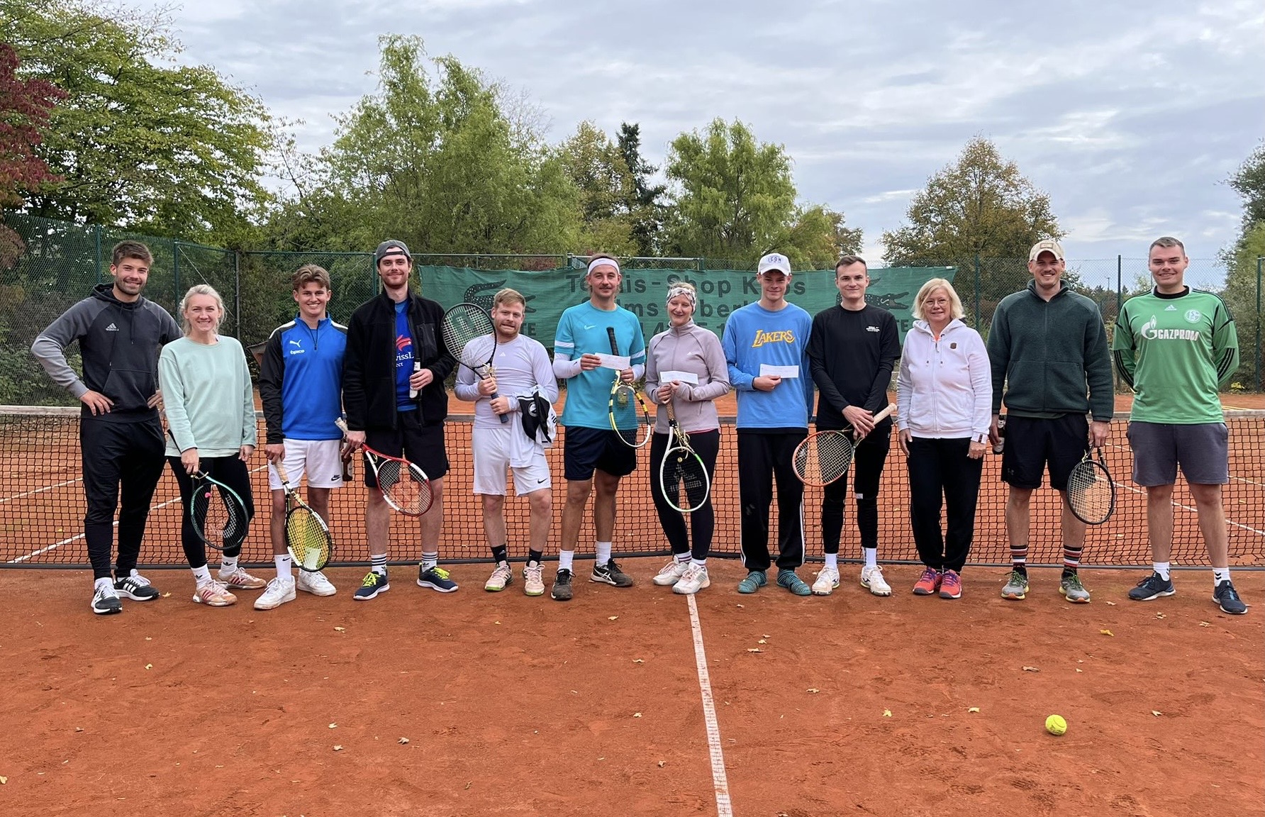 Du betrachtest gerade Tennis: Schleifchenturnier lockt nochmals Tennisfreunde auf RSV-Anlage