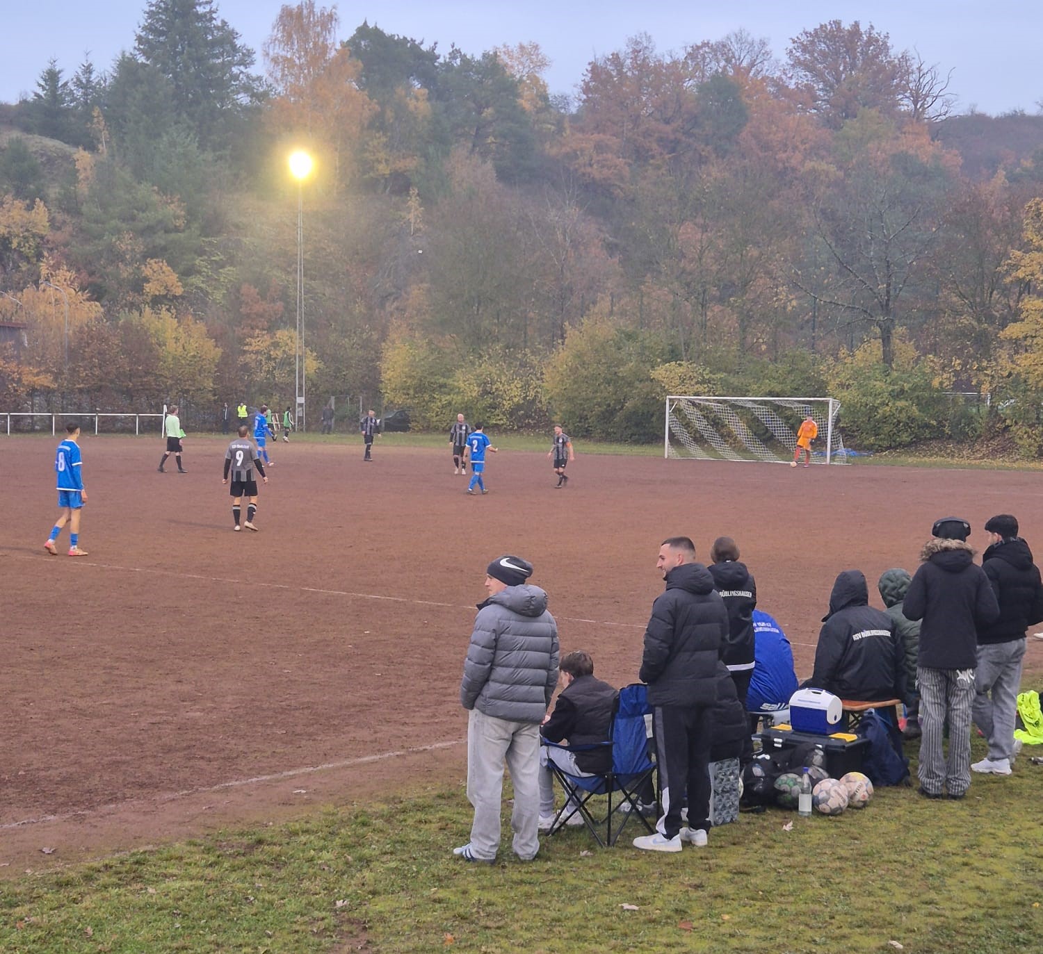 Mehr über den Artikel erfahren Zweite holt einen Zähler auf Steindorfer Asche – RSV III feiert Herbstmeisterschaft